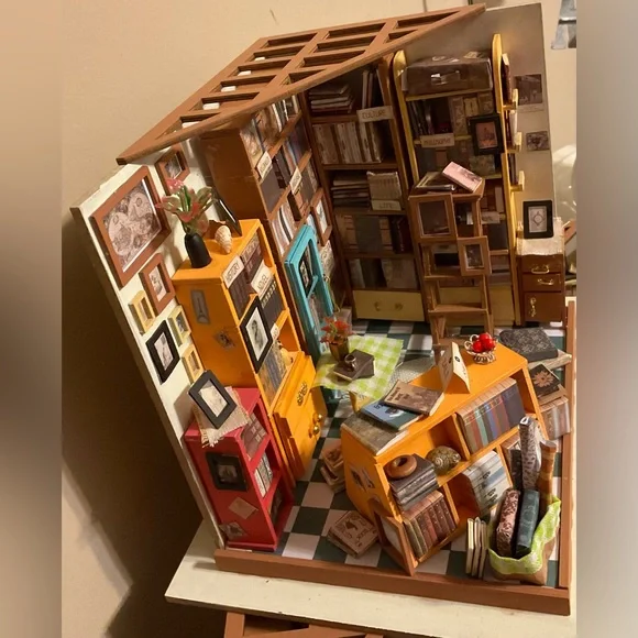 Hand built Miniature Model Book Store! - Picture 5 of 12